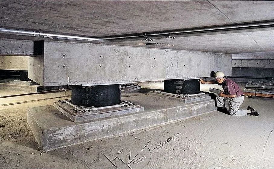 Diseño de Aislación Sísmica de Base en Los Ángeles: Protección Estructural Efectiva